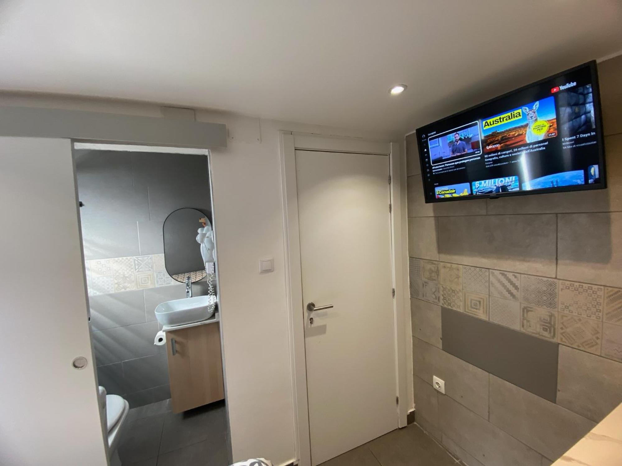 Suites Nuevas Con Bano Privado Frente Al Metro St Mwc Barcelona-Fira لوسبيتاليت دي يوبريغات المظهر الخارجي الصورة