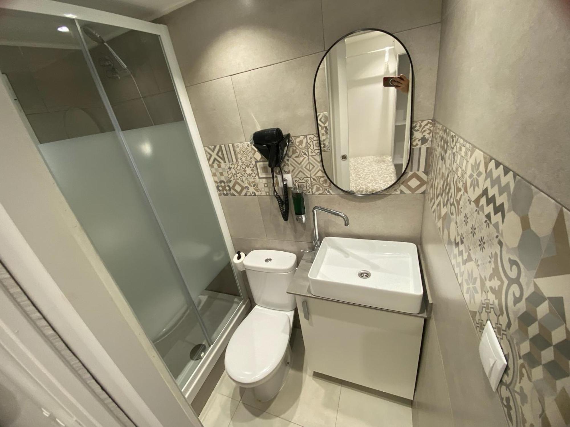 Suites Nuevas Con Bano Privado Frente Al Metro St Mwc Barcelona-Fira لوسبيتاليت دي يوبريغات المظهر الخارجي الصورة