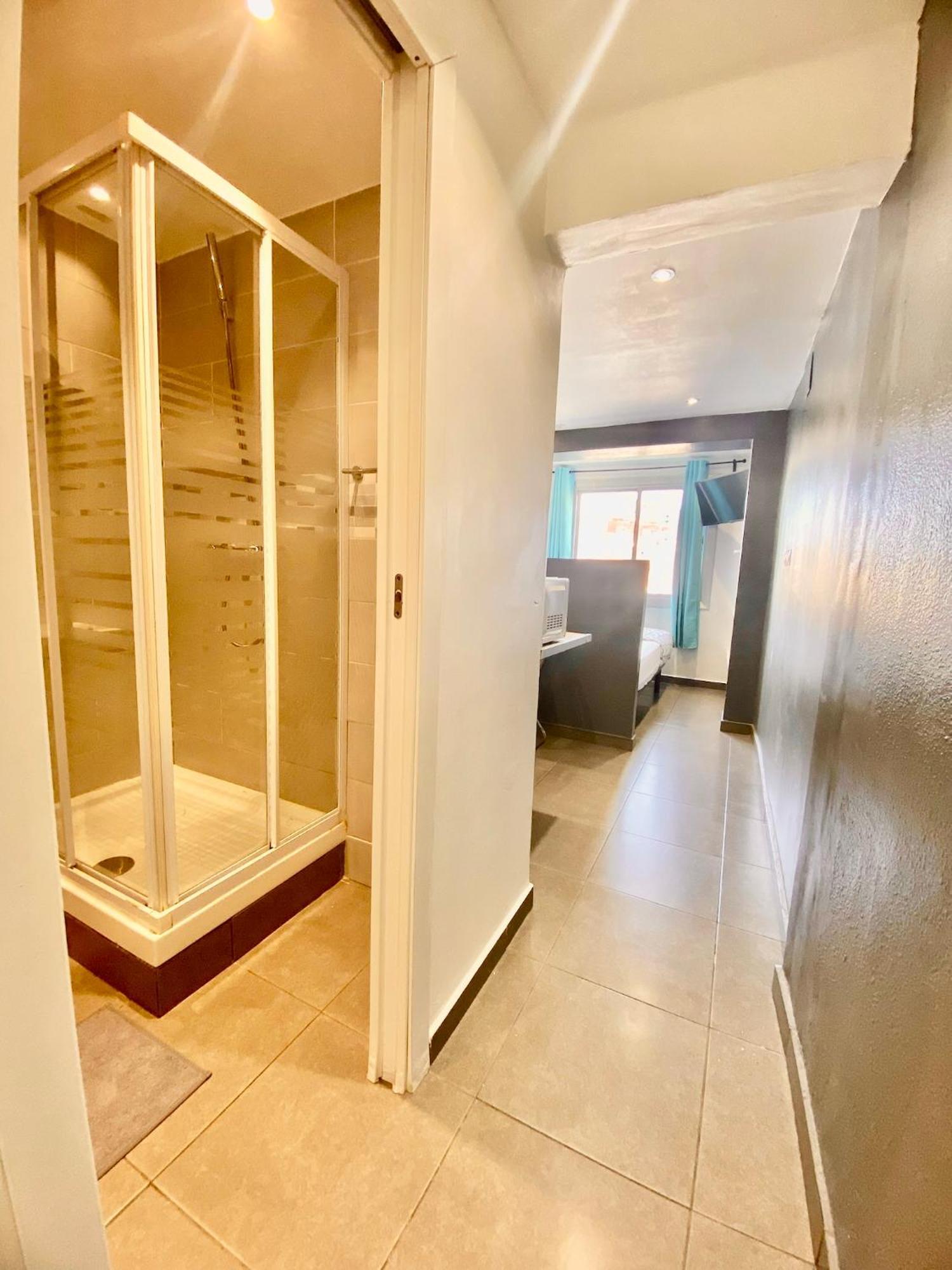 Suites Nuevas Con Bano Privado Frente Al Metro St Mwc Barcelona-Fira لوسبيتاليت دي يوبريغات المظهر الخارجي الصورة
