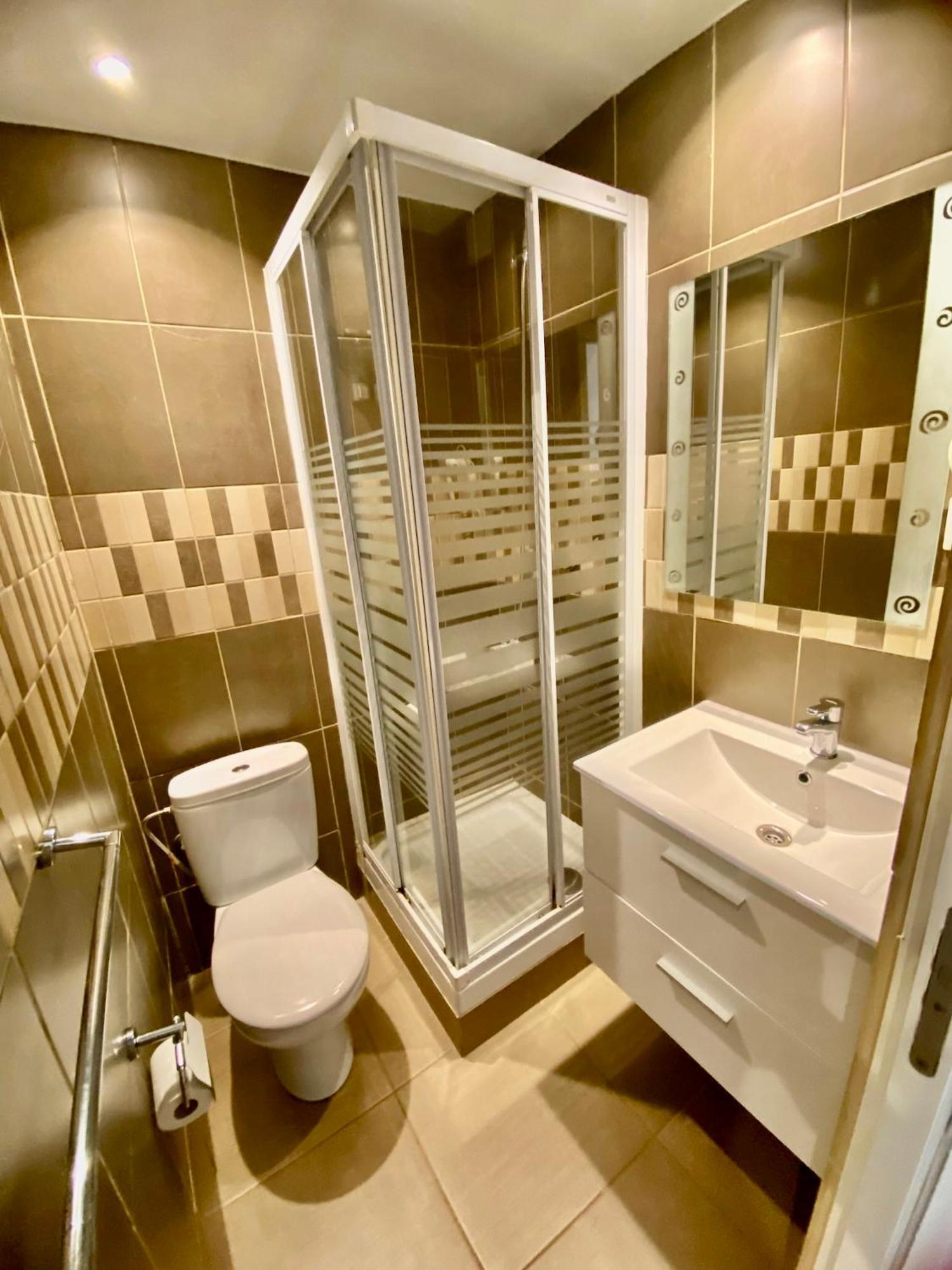 Suites Nuevas Con Bano Privado Frente Al Metro St Mwc Barcelona-Fira لوسبيتاليت دي يوبريغات المظهر الخارجي الصورة