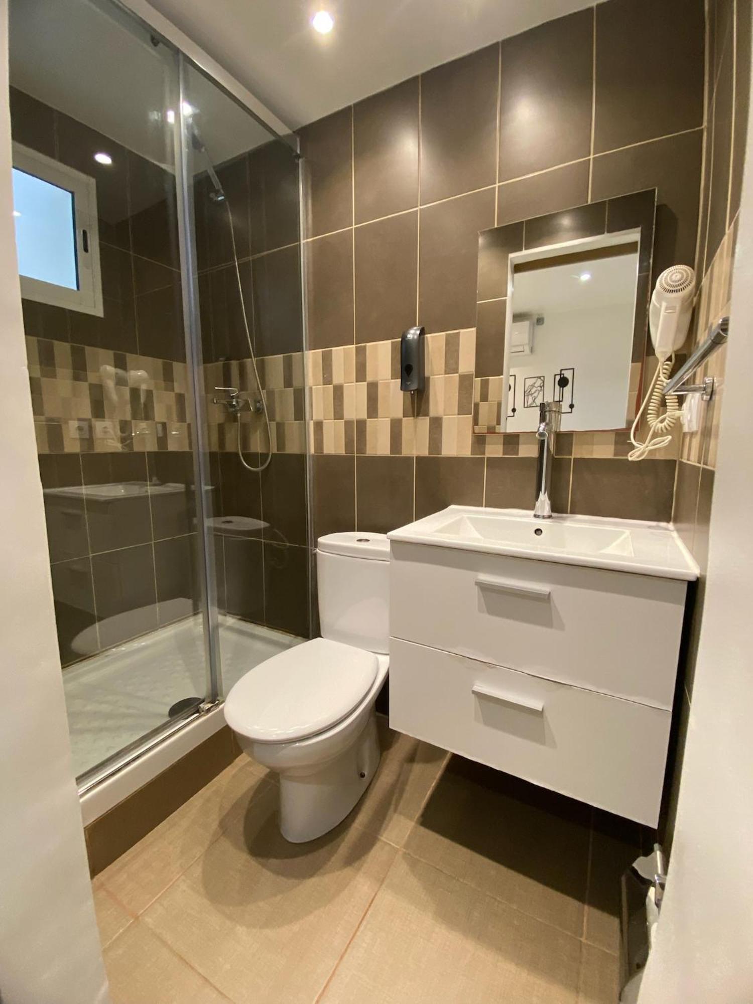 Suites Nuevas Con Bano Privado Frente Al Metro St Mwc Barcelona-Fira لوسبيتاليت دي يوبريغات المظهر الخارجي الصورة