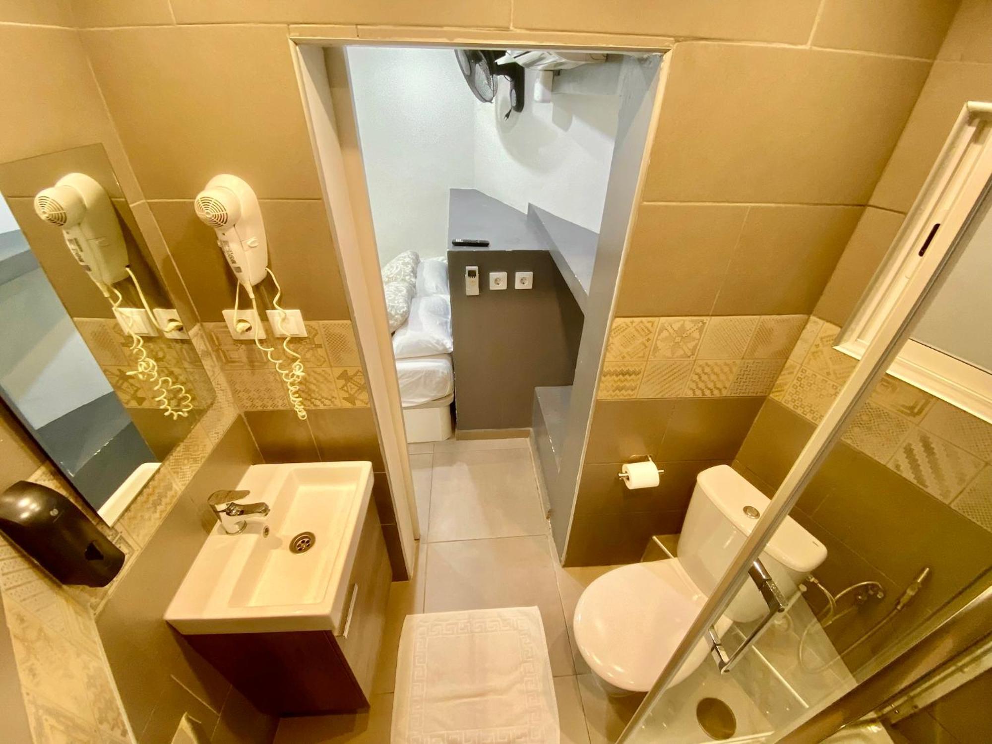 Suites Nuevas Con Bano Privado Frente Al Metro St Mwc Barcelona-Fira لوسبيتاليت دي يوبريغات المظهر الخارجي الصورة