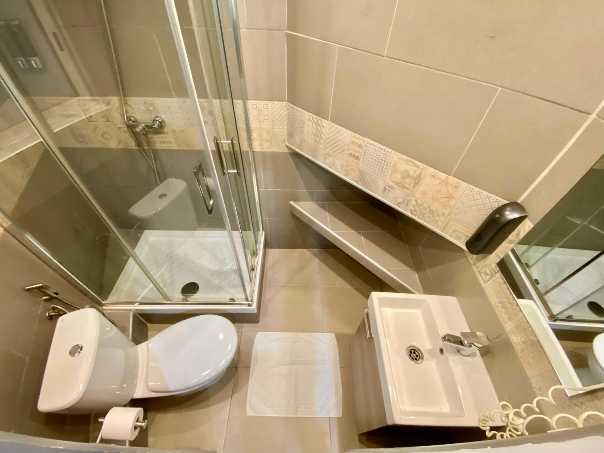 Suites Nuevas Con Bano Privado Frente Al Metro St Mwc Barcelona-Fira لوسبيتاليت دي يوبريغات المظهر الخارجي الصورة